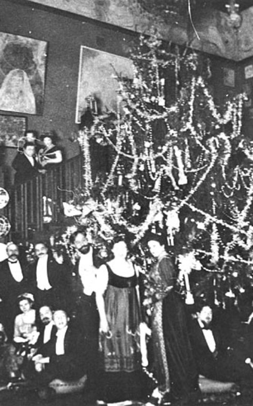 Семья Рябушинских во время празднования Рождественских праздников