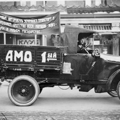 Первый автомобиль завода АМО