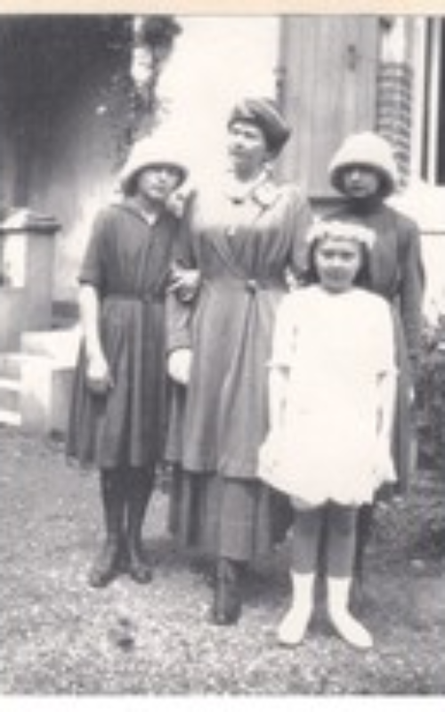 Вера Сергеевна Рябушинская с дочерьми. Кучино,1917 год